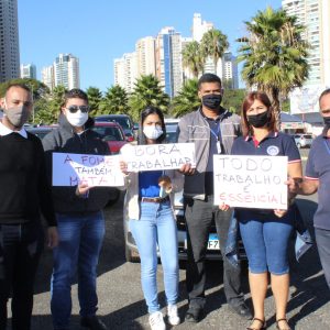 Carreata pede reabertura do comércio em Goiânia