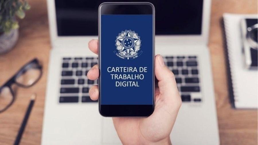 Pessoa segurando celular na mão que está com imagem de carteira de trabalho digital - Por que trabalhar de carteira assinada?