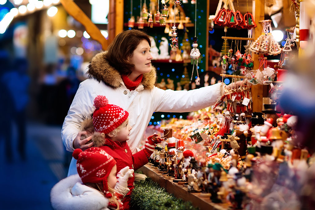 Mulher e duas filhas fazendo compras de Natal