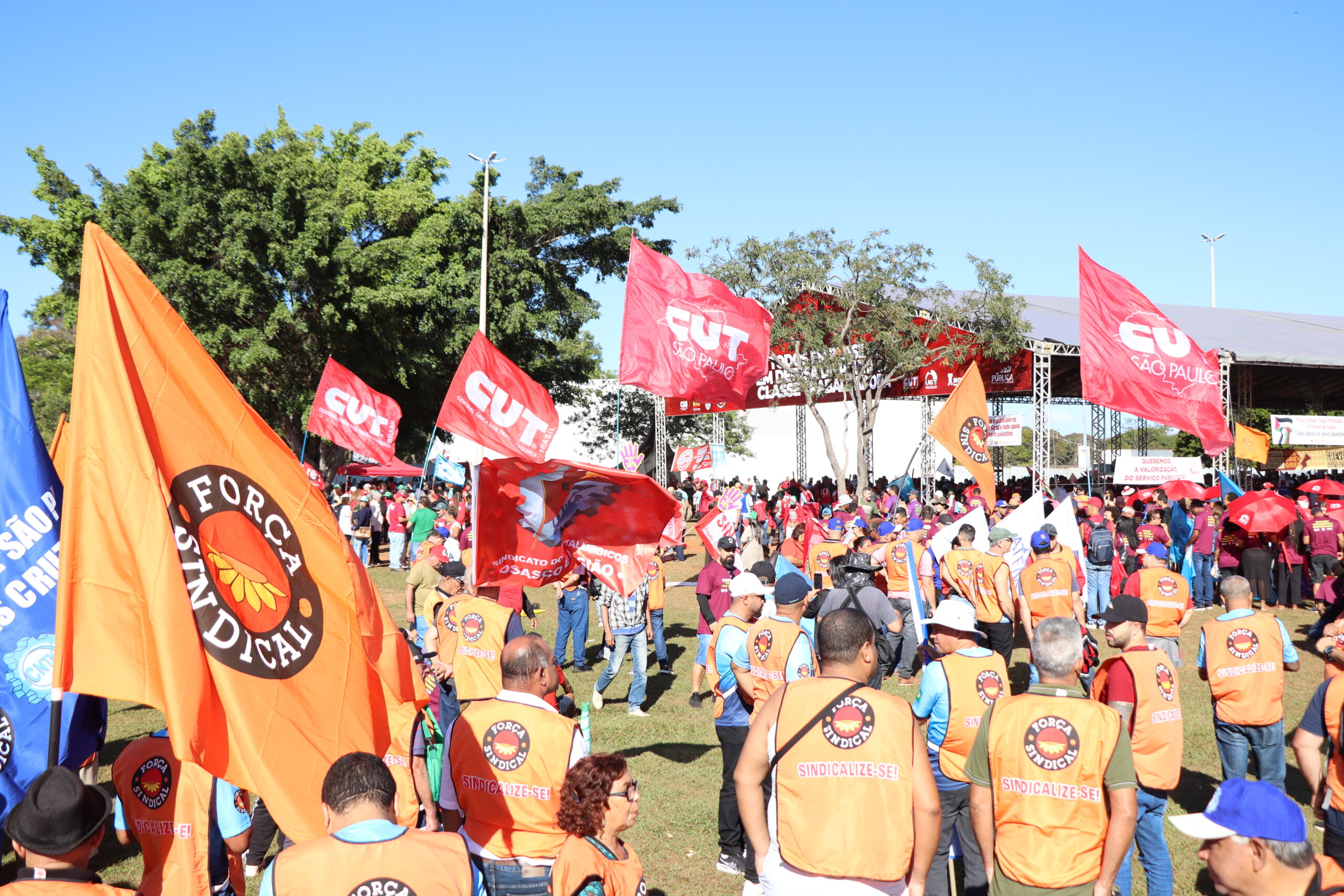 Trabalhadores de sindicato usando coletes das entidades sincais na Marcha da Classe Trabalhadora.