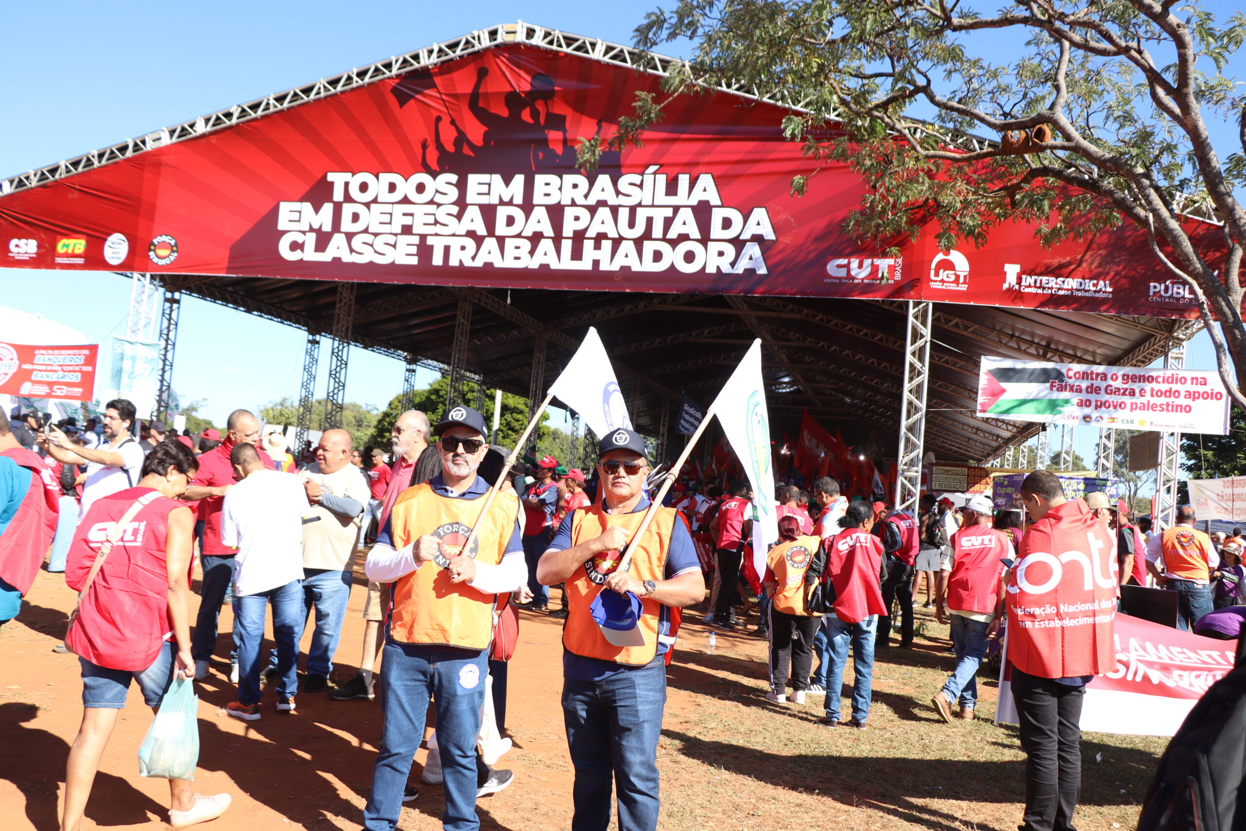 Imagem do presidente Marlos Luz e do Diretor José do Carmo, na Marcha da Classe Trabalhadora,  em frente a tenda de "todos em Brasília em defesa da pauta da classe trabalhadora"