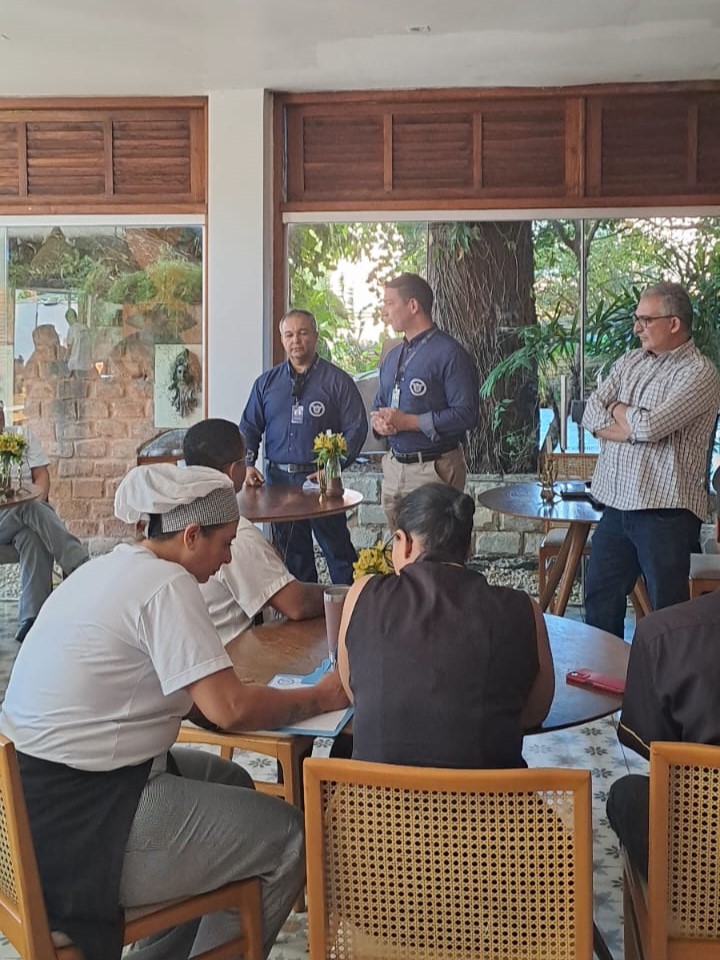 Assessores de base do sechseg falando em assembleia no Dádiva Hotel em Pirenópolis