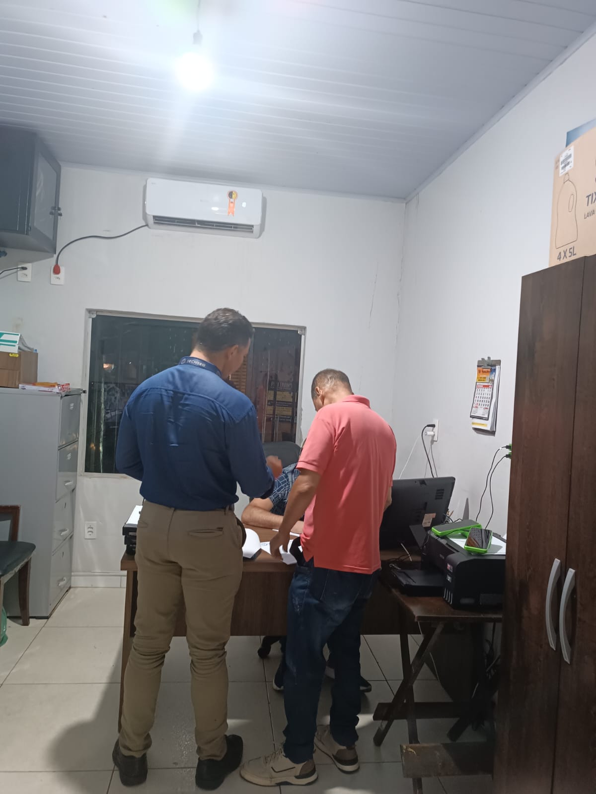 Assessores de base do sechseg entregando ofícos