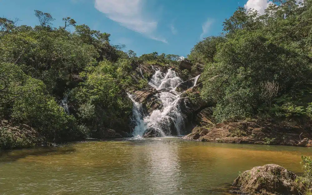 Cachoeira em Pirenópolis (GO) - imagem escolhida para exemplificar um parte importante do turismo de Goiás e portanto o tema desse artigo que é Mercado de Gastronomia e Turismo em Goiás