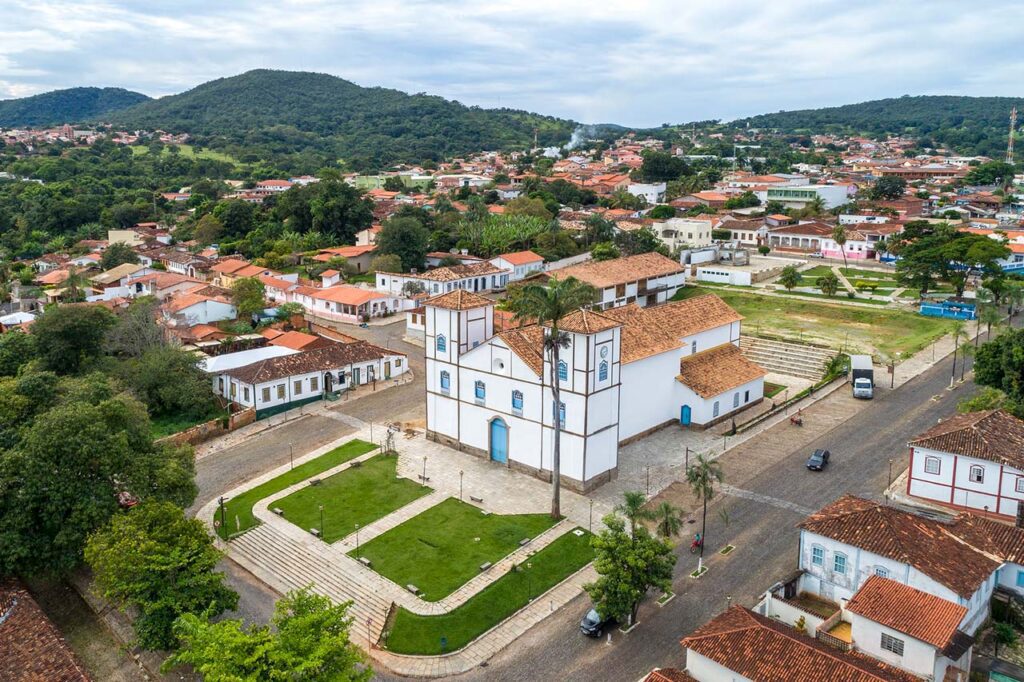 Imagem da cidade de Pirenópolis (GO) vista de cima, de manhã