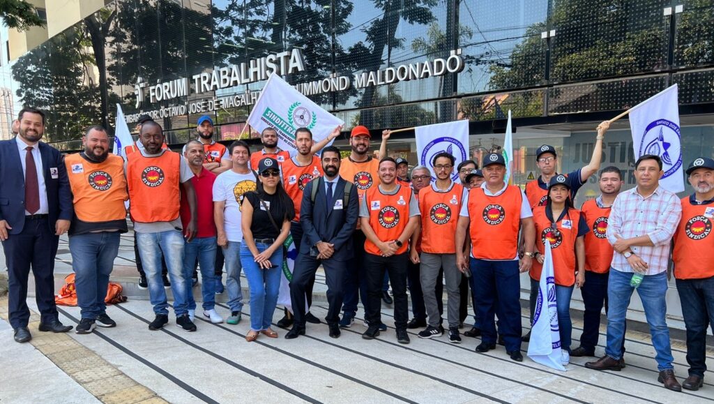 Imagem de assessores e presidente do Sechseg, mais alguns participantes da força sindical, em frente ao Fórum Trabalhista.