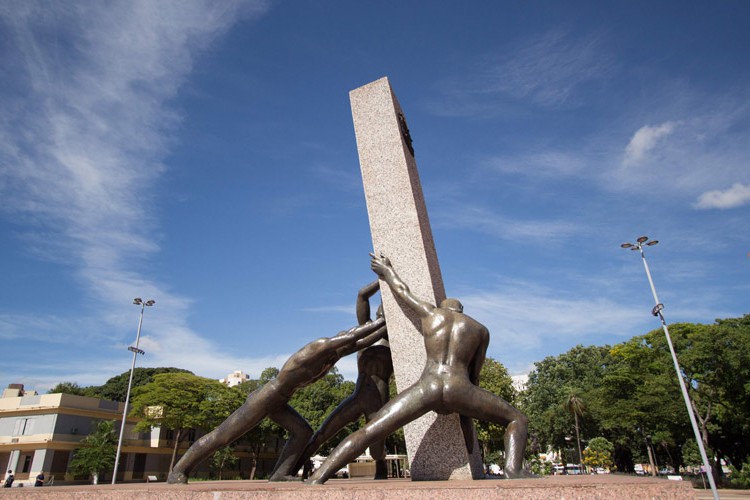 Imagem do monumento às três raças na Praça Cívica em Goiânia