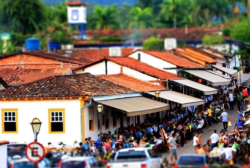 Cidade de Pirenópolis com pessoas andando pela rua.