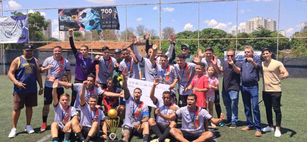 Time do Celsin com taça e cheque comemorando vitória de ouro no Copa Bares.