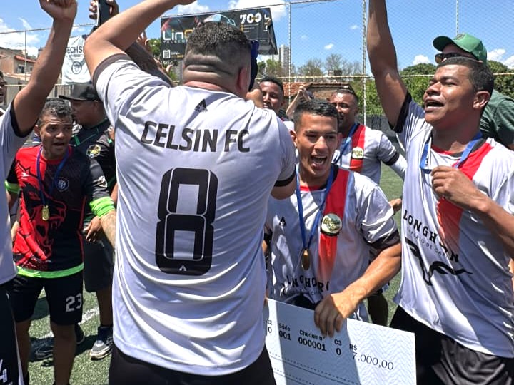 Jogadores do Celsin FC comemorando vitória no ouro no Copa Bares 2025.