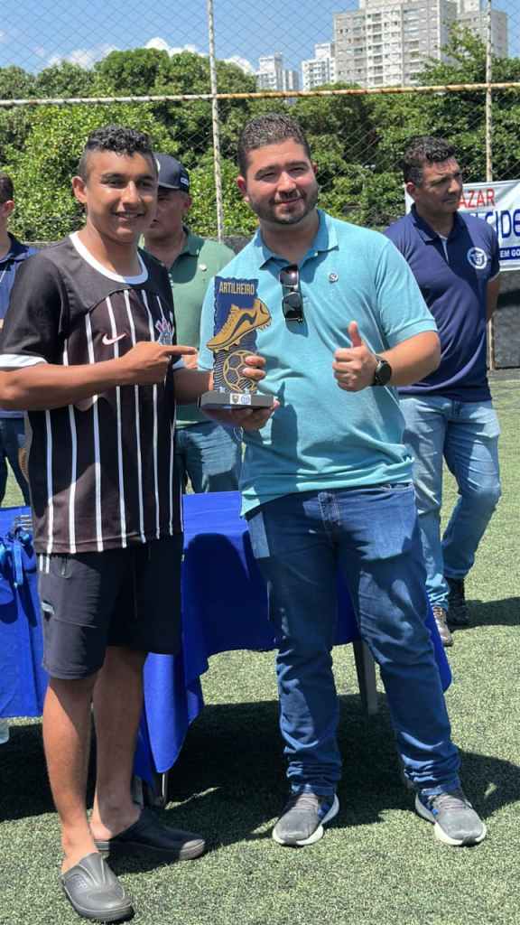 Vice-presidente Leandro Messias entregando prêmio de melhor artilheiro.