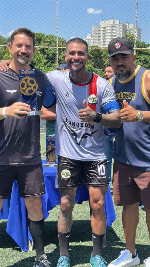 Daniel do Dna Sports entregando prêmio de melhor jogador.