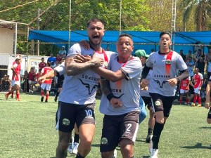 Jogadores ganhadores da Copa Bares 2025 correndo pelo campo comemorando.