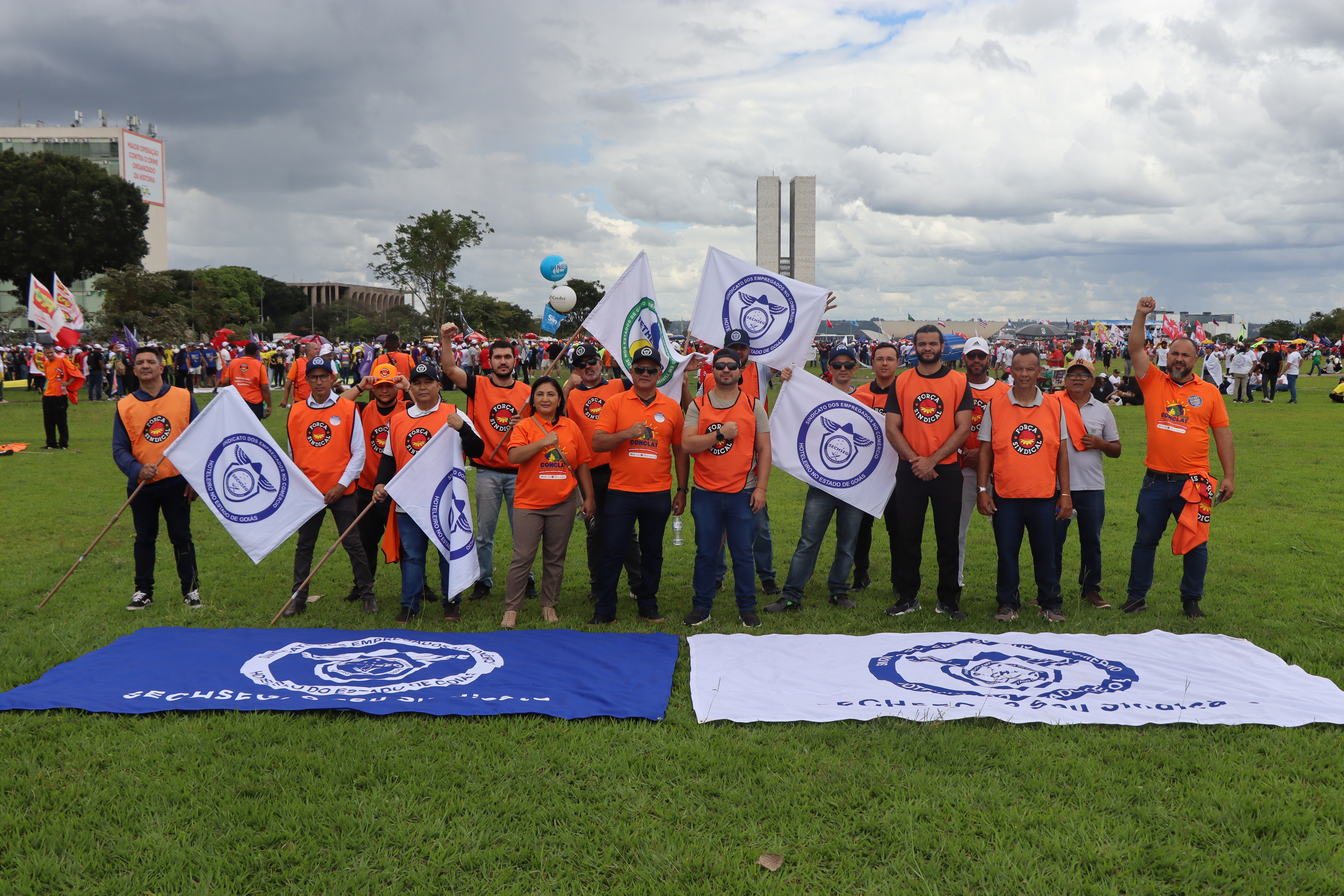 Sechseg e Sindttransporte segurando diversas bandeiras do Sechseg em frente a Esplanada dos Ministérios.
