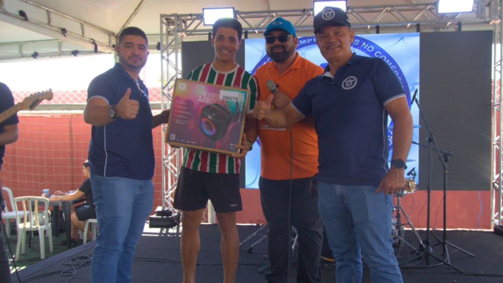 Entrega dos prêmios no sorteio na confraternização.