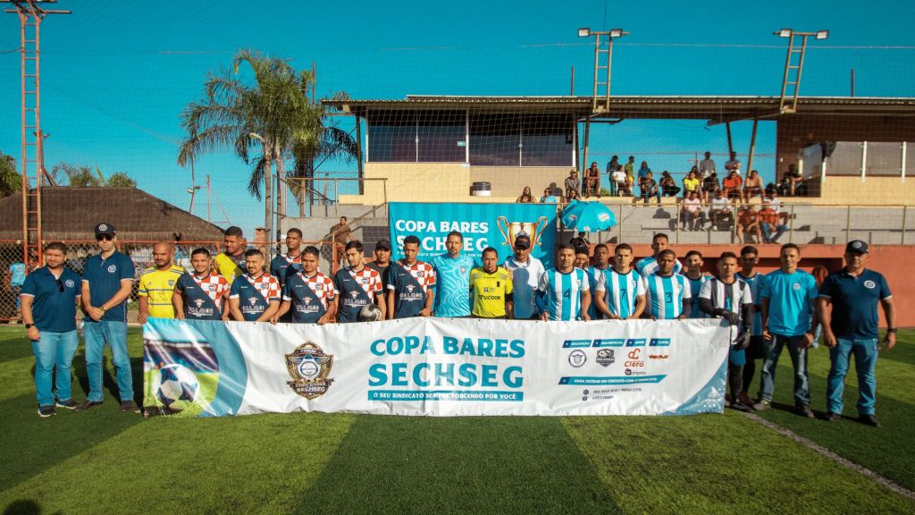 Time do Walmor e Biomma enfileirados lado a lado com a bandeira do sindicato do campeonato para final da Copa Bares Sechseg 2026.